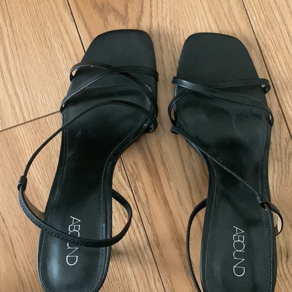 Black strappy heel - Picture 2 of 4